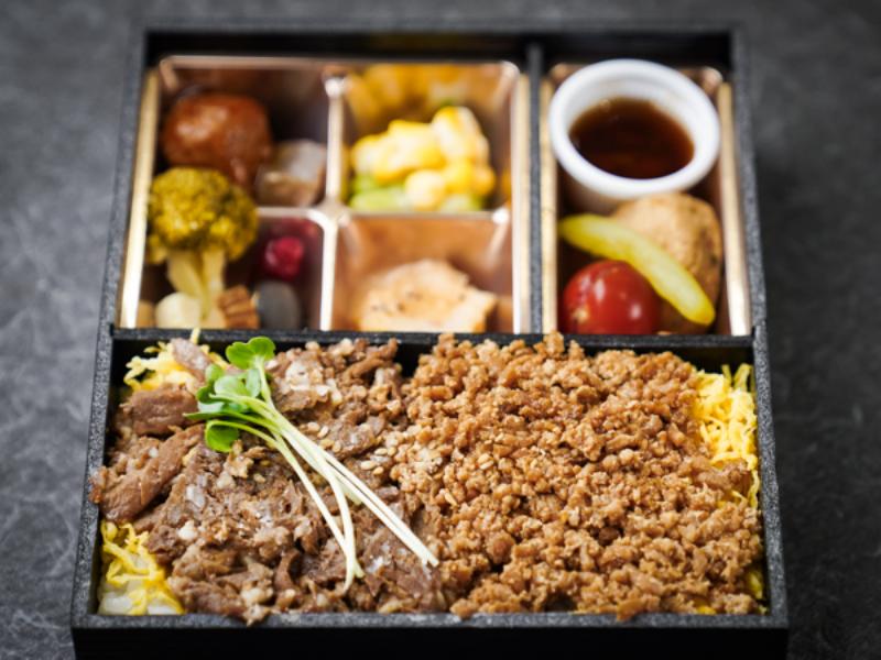 秋田名物比内地鶏のそぼろと牛バラ焼きの宝石弁当