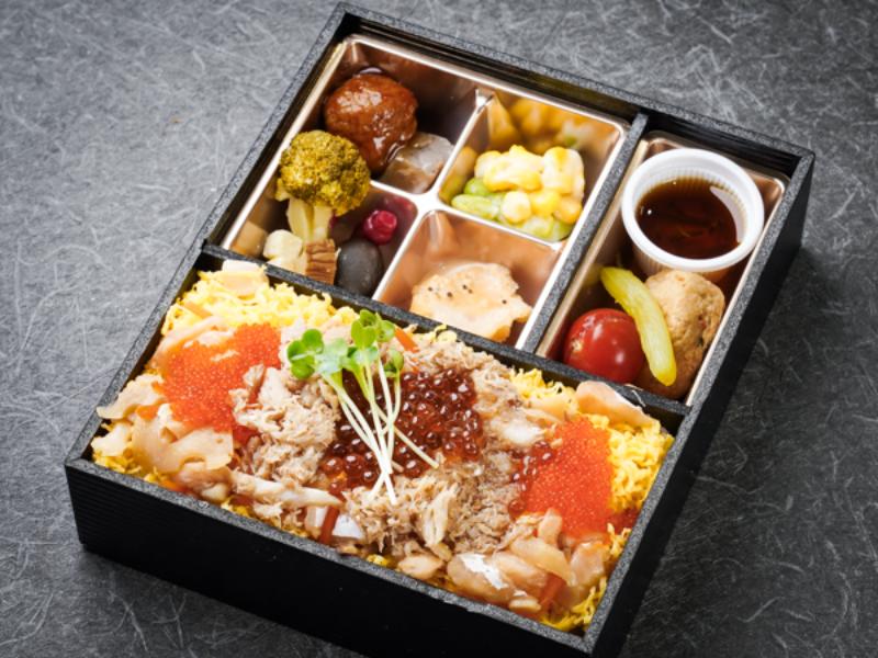 彩りおかずと薫香プレミアムちらしの香箱