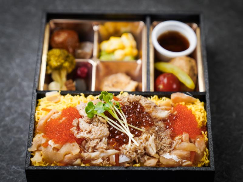 彩りおかずと薫香プレミアムちらしの香箱