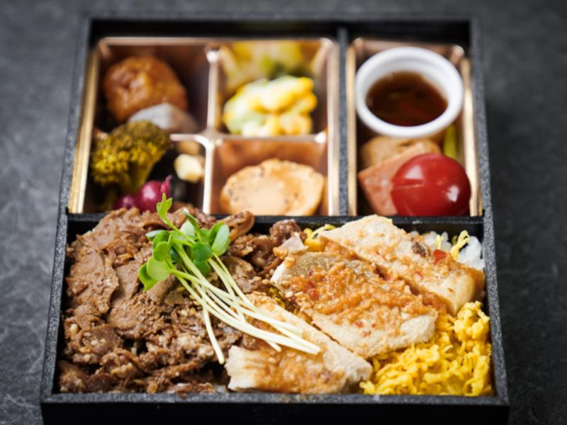 秋田八幡平ポークの味噌焼きと牛バラ宝石弁当