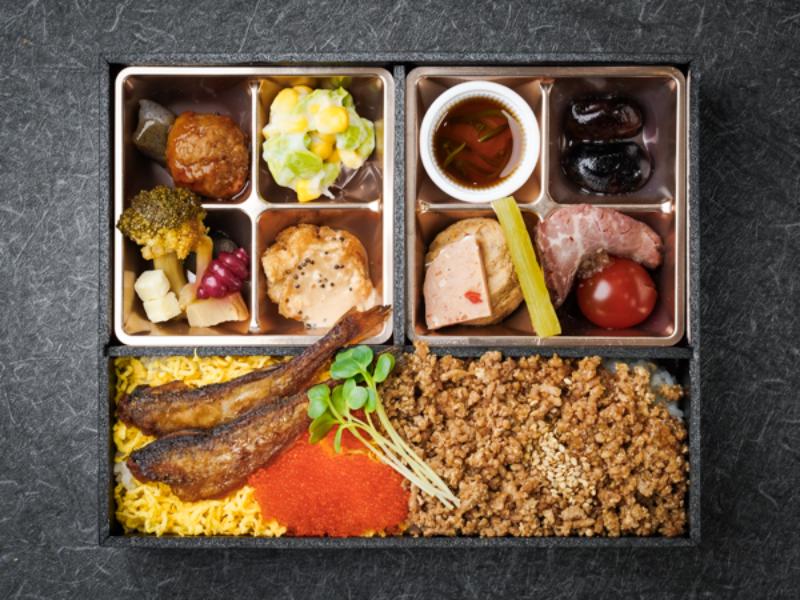 秋田名物比内地鶏のそぼろとハタハタ唐揚げの宝石弁当