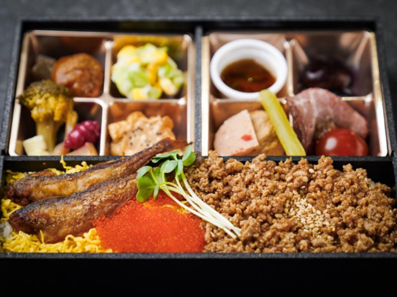 秋田名物比内地鶏のそぼろとハタハタ唐揚げの宝石弁当