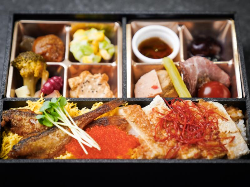 秋田八幡平ポークの味噌焼きとハタハタ唐揚げの宝石弁当