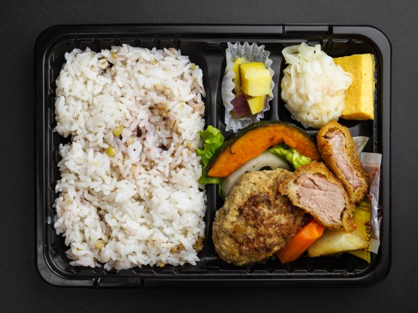 豆腐入り手ごねハンバーグと豚ヒレカツの十六穀ご飯弁当