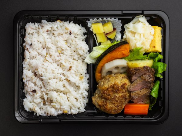 豆腐入り手ごねハンバーグと牛ステーキの十六穀ご飯弁当