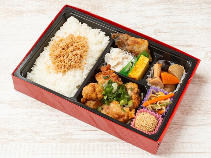 鶏そぼろと油淋鶏の幕の内