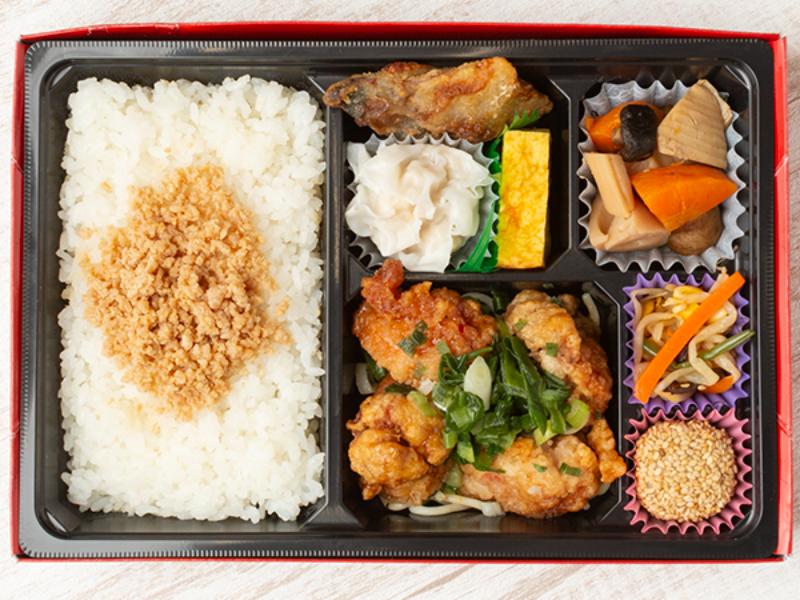 鶏そぼろと油淋鶏の幕の内