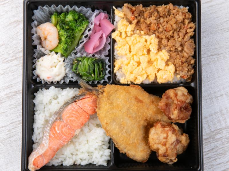 【ボリューム弁当】鮭＆アジフライ＆海老とブロッコリー炒め