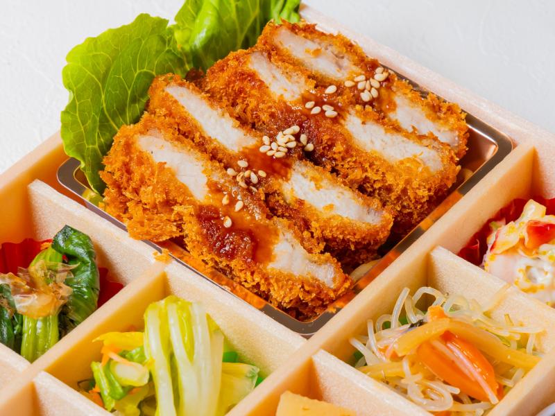 トンカツと彩り錦御膳