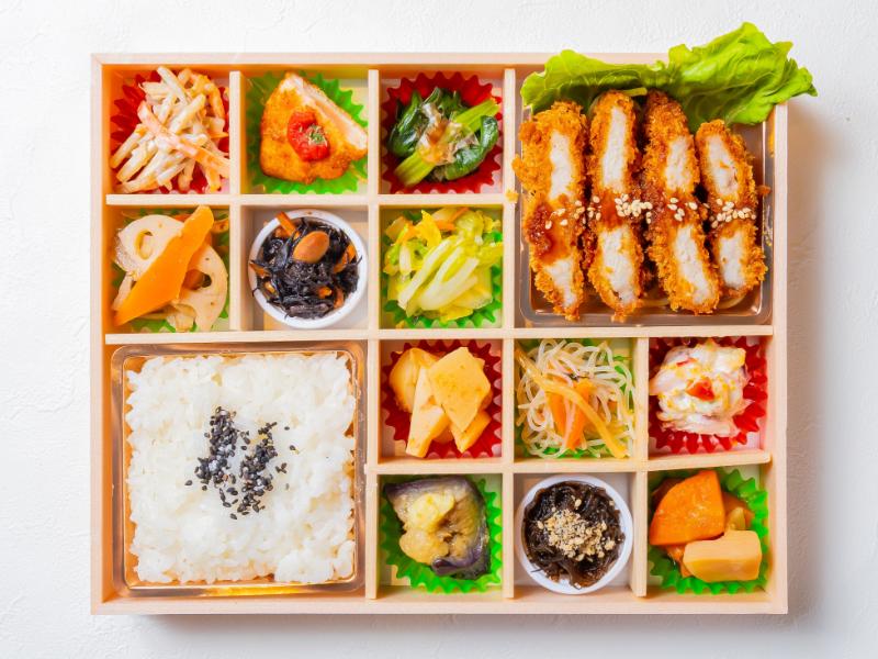 トンカツと彩り錦御膳