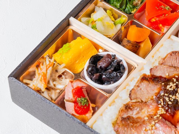 季節の副菜ステーキ重と四季和膳