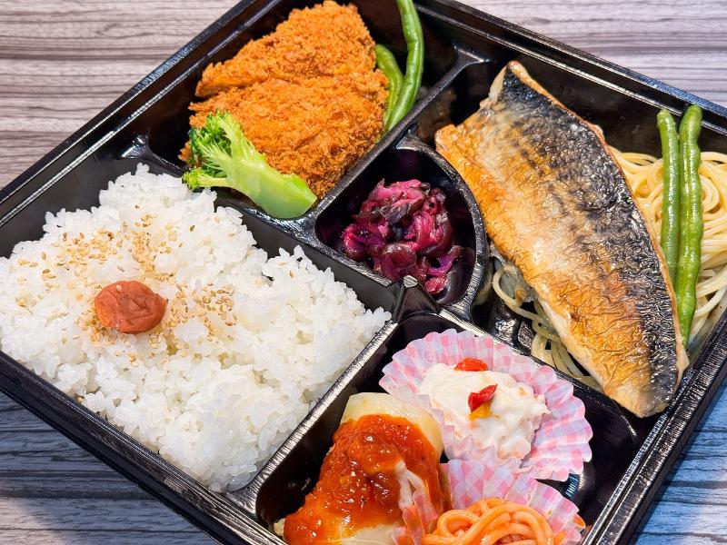 焼きサバ御膳（上）チキンカツ