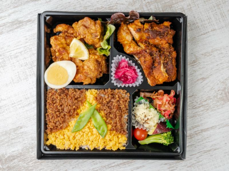 【Wメイン弁当】唐揚げとスパイシーグリルチキン