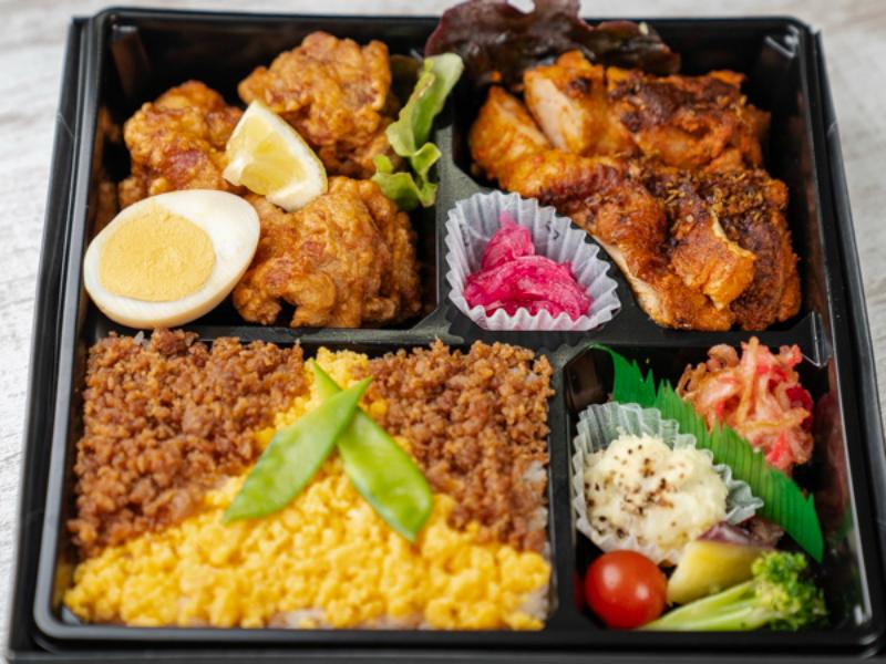 【Wメイン弁当】唐揚げとスパイシーグリルチキン