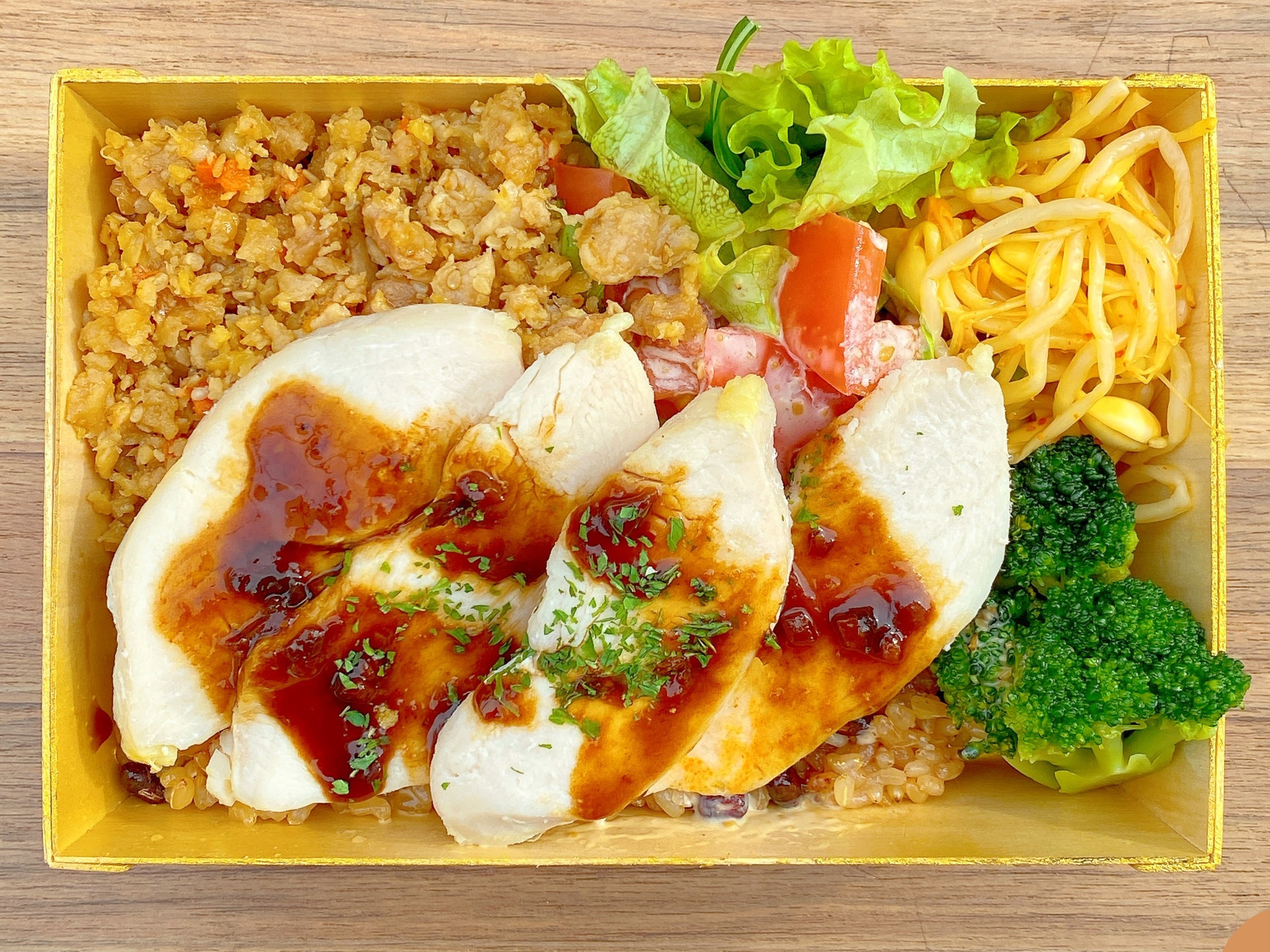 【酵素玄米和み 彩弁当】低温調理やわらかむね肉～さっぱりシャリアピンソース～