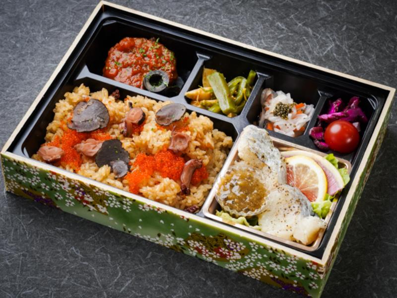 自家製ソースのグリルトマトバーグとホキ魚岩塩焼きのトリュフ蛸飯弁当
