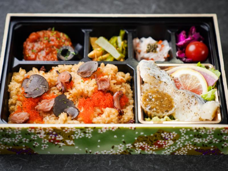 自家製ソースのグリルトマトバーグとホキ魚岩塩焼きのトリュフ蛸飯弁当