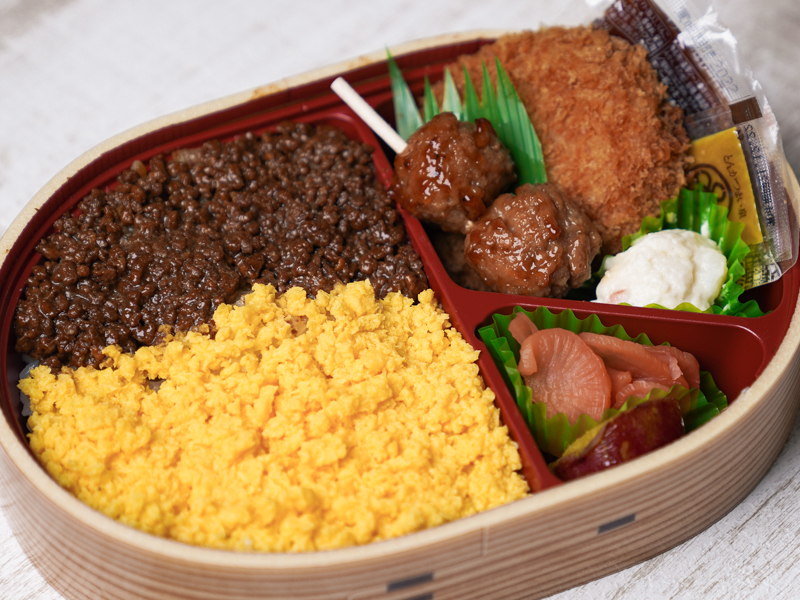 黒豚そぼろの二色弁当