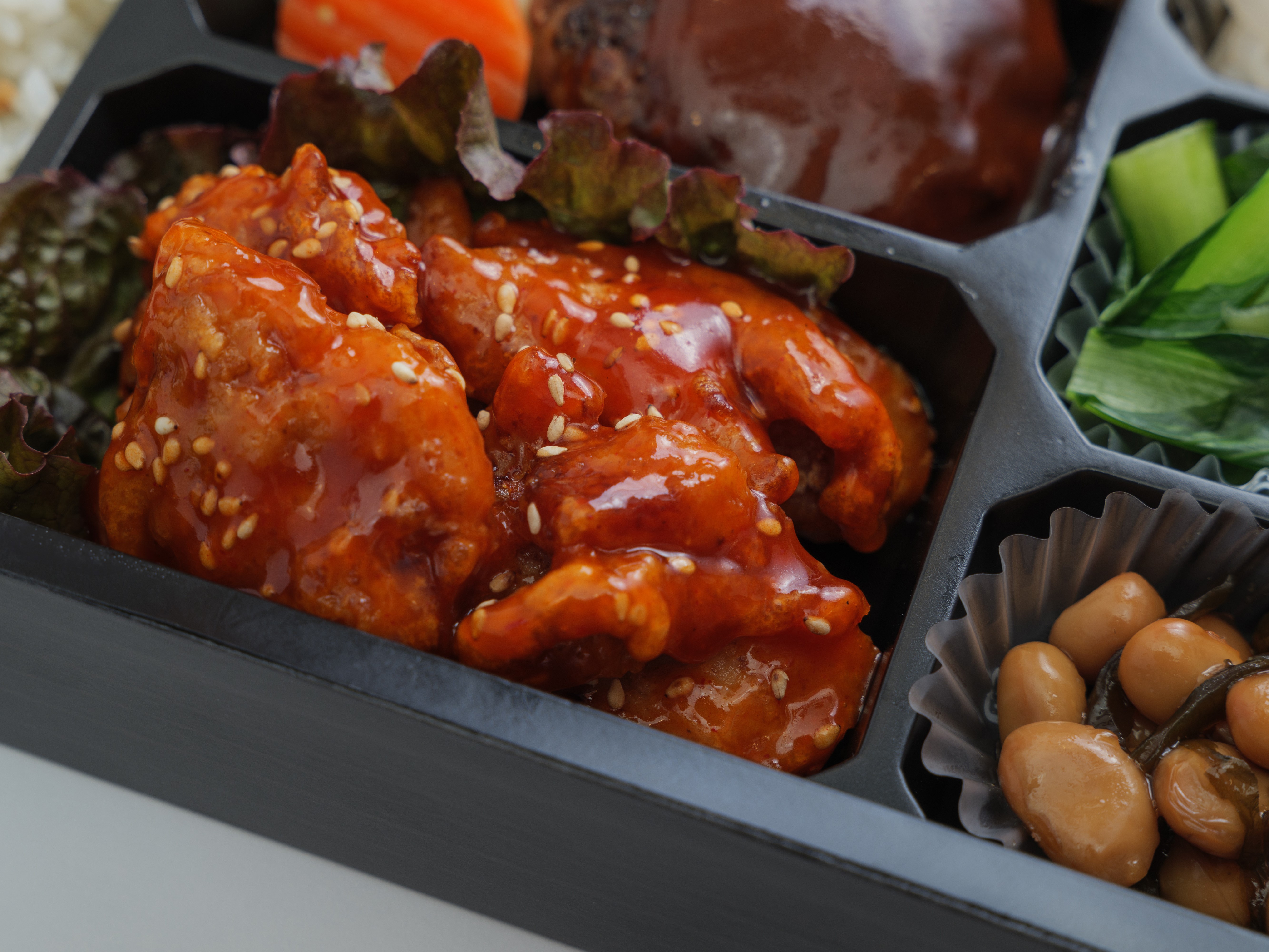 ヤンニョムチキン＆牛タンハンバーグ弁当