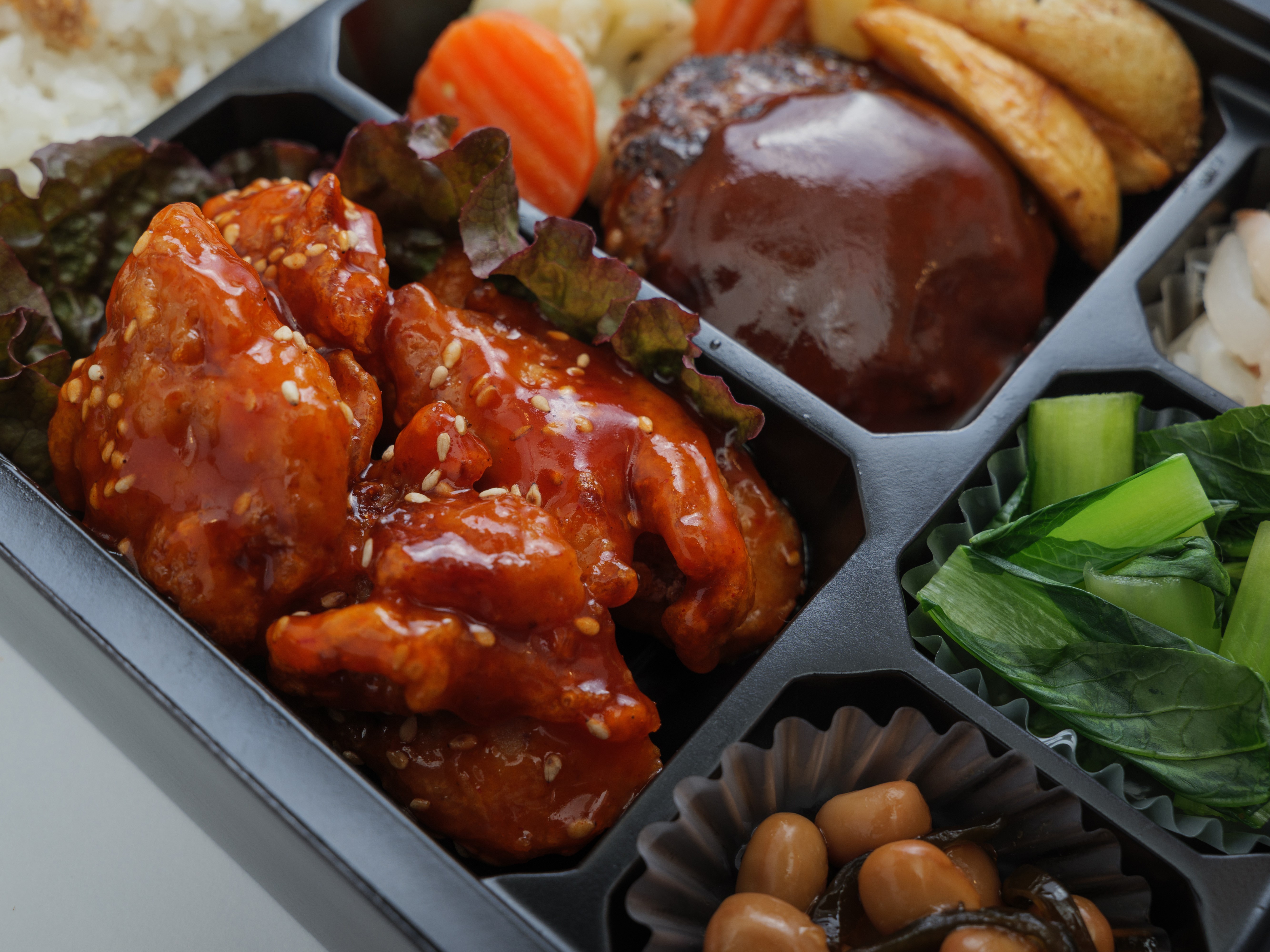 ヤンニョムチキン＆牛タンハンバーグ弁当