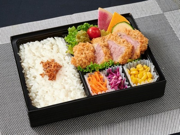 塊肉をじっくり揚げた赤身肉の牛カツ弁当