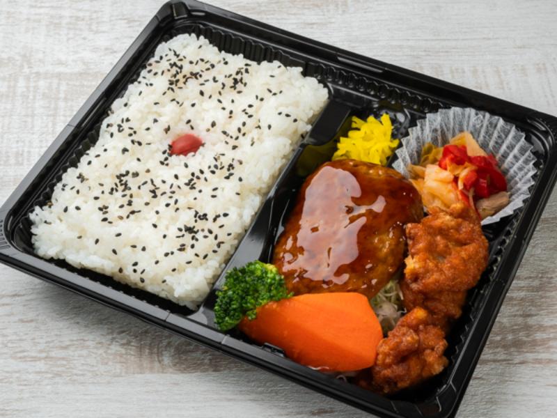 大きなハンバーグと鶏のから揚げ弁当