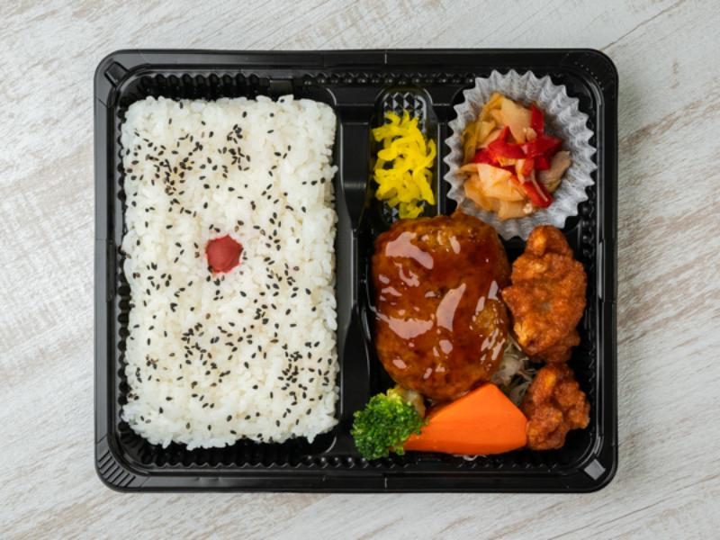 大きなハンバーグと鶏のから揚げ弁当