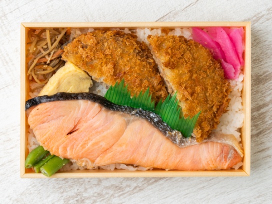 焼き鮭とメンチ４種の総菜弁当