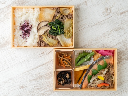 牛すき焼きと焼鮭牛焼肉７種の総菜贅沢　２段弁当