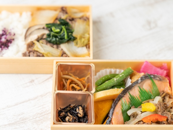 牛すき焼きと焼鮭牛焼肉７種の総菜贅沢　２段弁当