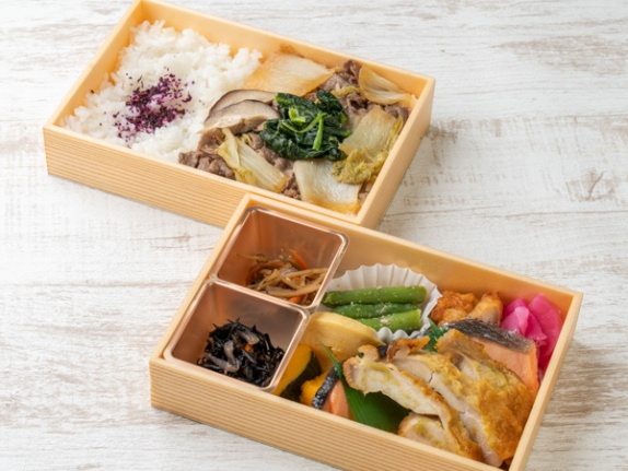 牛すき焼きと焼鮭鶏の柚子胡椒焼き　７種の総菜贅沢２段弁当