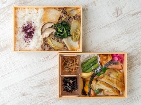 牛すき焼きと焼鮭鶏の柚子胡椒焼き　７種の総菜贅沢２段弁当