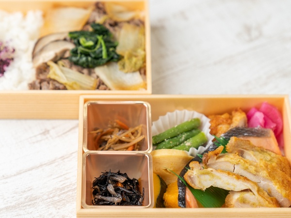 牛すき焼きと焼鮭鶏の柚子胡椒焼き　７種の総菜贅沢２段弁当