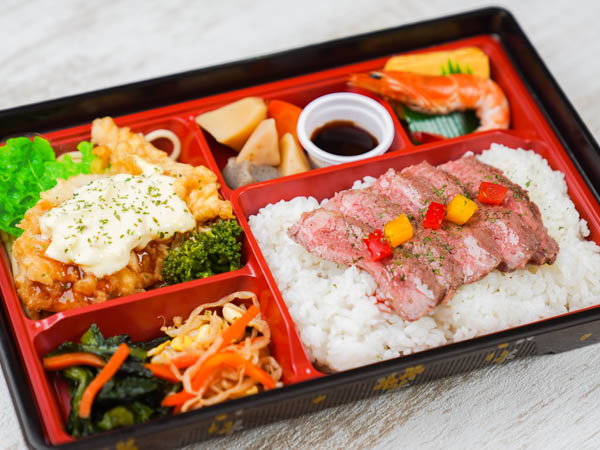 牛ロースステーキ＆チキン南蛮弁当