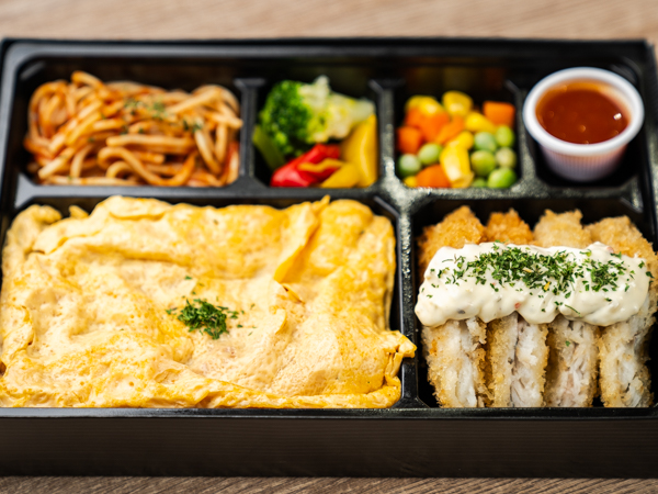 オムライスと白身フライ弁当