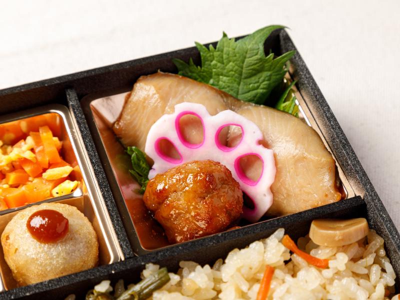 さわら柚庵焼きと４種の惣菜弁当（炊き込みご飯）