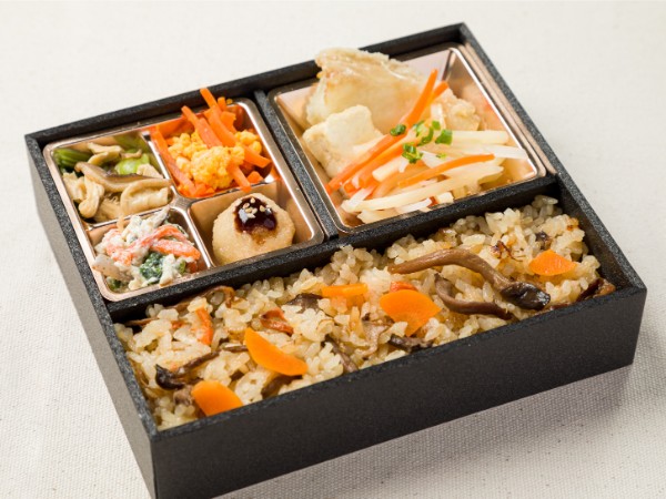 カレイと野菜の揚げ出しと４種の惣菜弁当（炊き込みご飯）