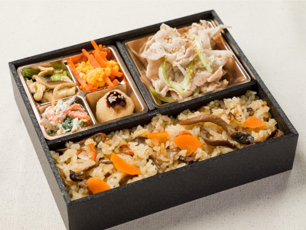 豚ネギ塩炒めと４種の惣菜弁当（炊き込みご飯）