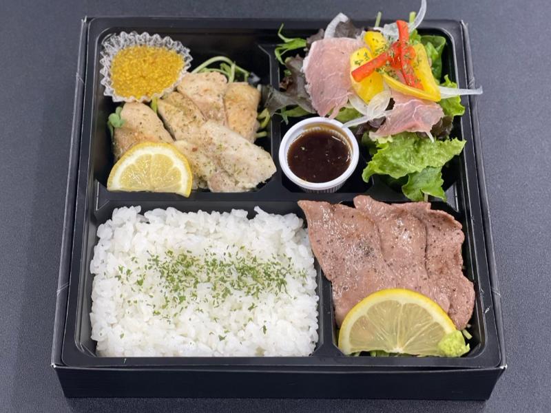 牛タンステーキ＆生ハムサラダ＆チキンステーキお弁当