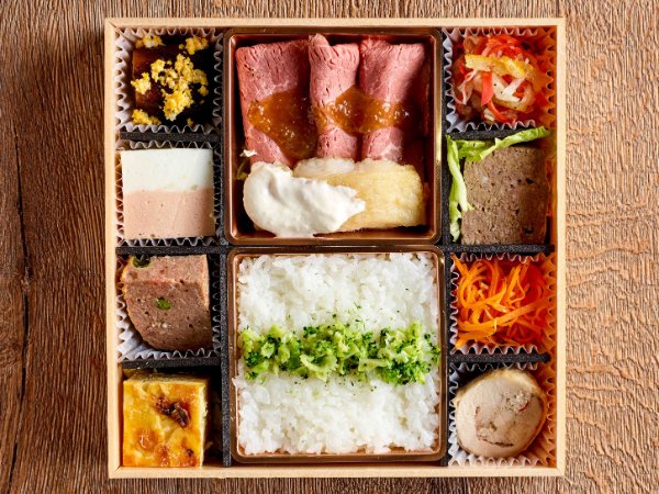 ローストビーフと白身魚ムニエル弁当