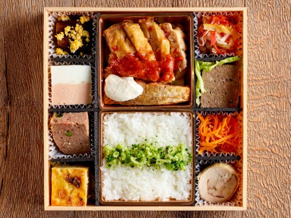 チキングリルとサーモンムニエル弁当
