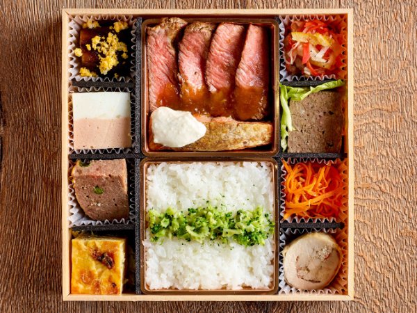サーロインステーキとサーモンムニエル弁当