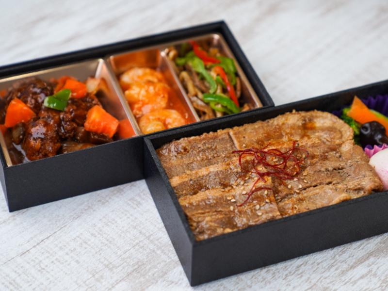 【贅沢二段弁当】三元豚焼肉＆人気中華御膳（黒）