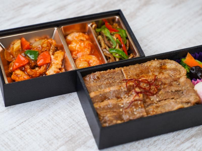【贅沢二段弁当】三元豚焼肉＆人気中華御膳（白）