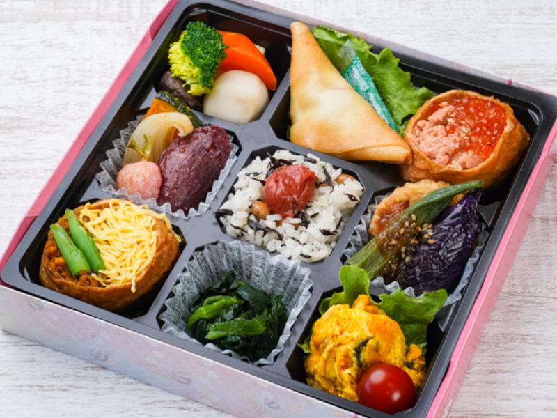 稲荷寿司と野菜たっぷり弁当