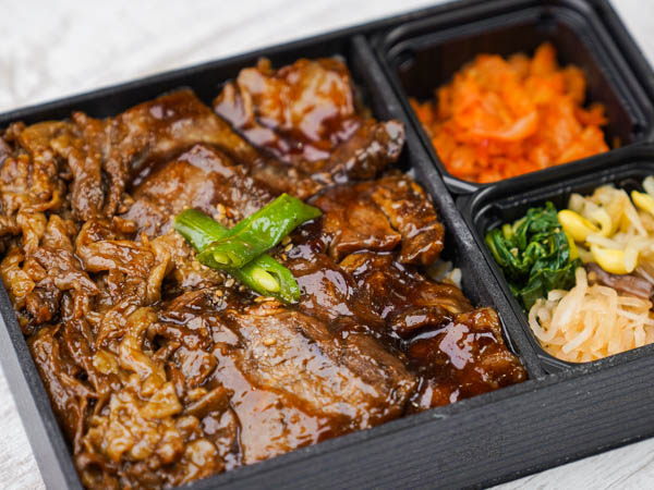 カルビとハラミと名物ふたごのトリプル弁当