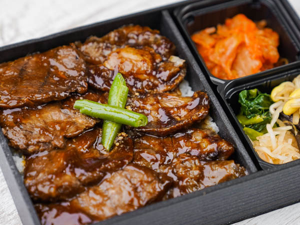 カルビとハラミのハーフ＆ハーフ弁当