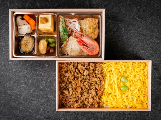 鶏そぼろ三色重の二段懐石