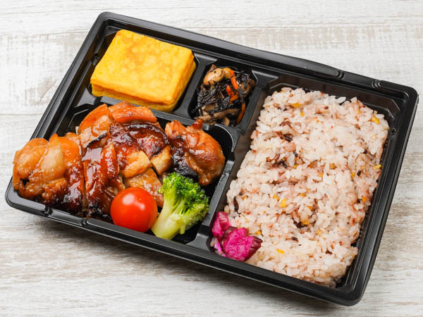 千人将弁当 ～鶏の照り焼きと大きな玉子焼き～