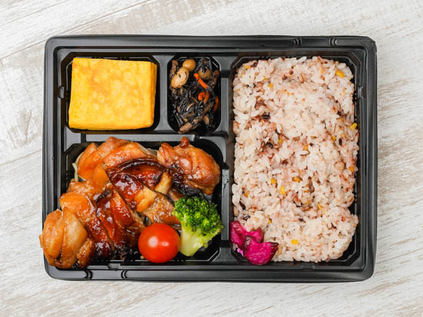 千人将弁当 ～鶏の照り焼きと大きな玉子焼き～